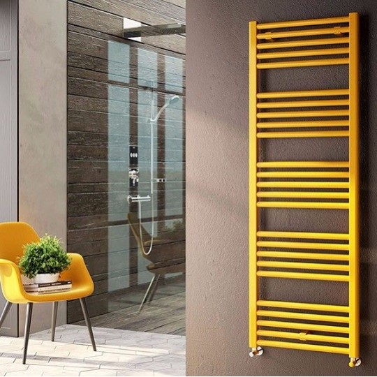 Водяные полотенцесушители для ванных комнат изготавливают из нержавеющей стали, меди, латуни и черных металлов. В зависимости от этого отличаются качественные и прочностные характеристики изделий.